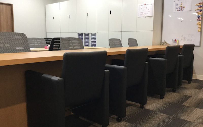 質問カウンター（奥が講師控え室）